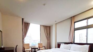 Economy Suite, 1 Queen Bed, Non Smoking | Desk, blackout drapes, WiFi (free), bed sheets