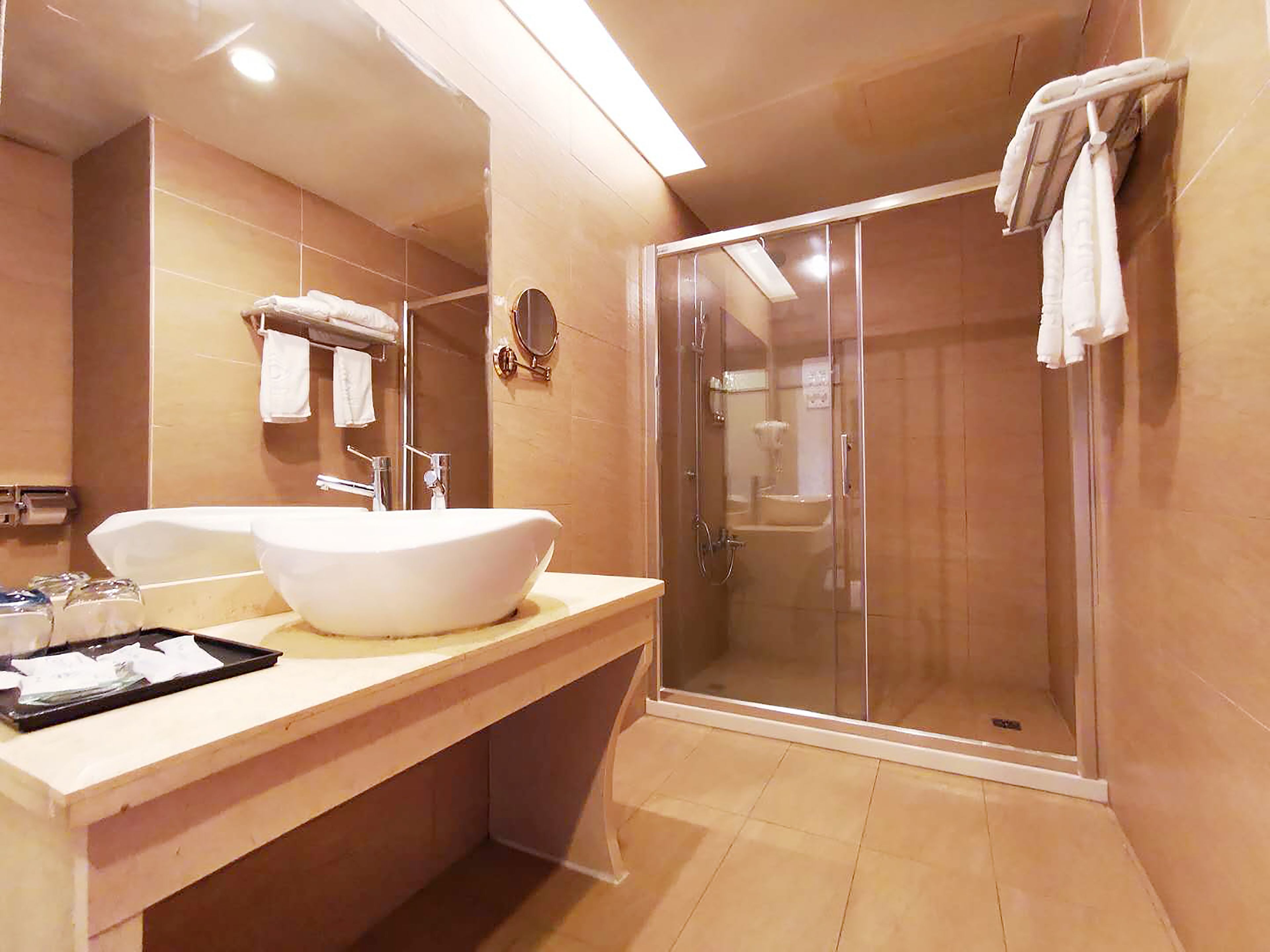 deluxe suite, non smoking | bathroom | shower, rainfall showerhead, free toiletries, hair dryer