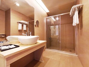 Deluxe Suite, Non Smoking | Bathroom | Shower, rainfall showerhead, free toiletries, hair dryer - Changhong Hotel (Jinning)