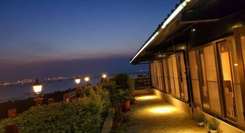 Fachada da propriedade à noite