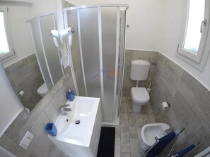 Double Room, Non Smoking | Bathroom | Shower, free toiletries, hair dryer, bidet - New Camere Pederzoli (Peschiera del Garda)