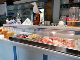 Café da manhã com buffet todos os dias (EUR 11 por pessoa) 