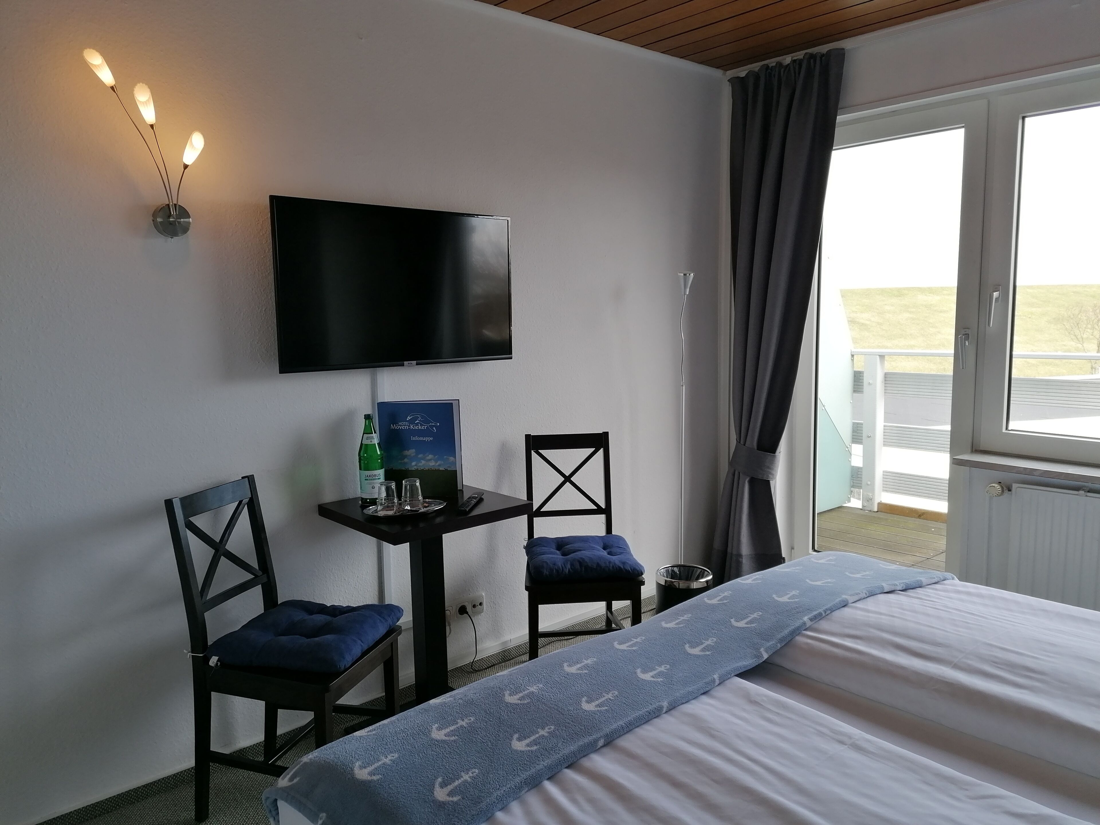 Dobbeltrom – comfort, 1 queensize-seng, ikke-røyk | Oppholdsområde | En 28-tommers TV med Parabol-TV