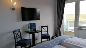 Comfort-Doppelzimmer, 1 Queen-Bett, Nichtraucher | Wohnbereich | 28-Zoll-Fernseher mit Satellitenempfang