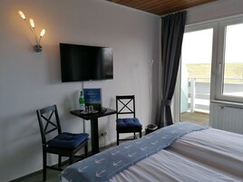 Quarto casal conforto, 1 cama Queen, para não fumantes | Área de estar | TV 28 polegadas com canais via satélite