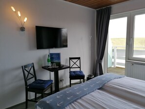 Quarto casal conforto, 1 cama Queen, para não fumantes | Área de estar | TV 28 polegadas com canais via satélite