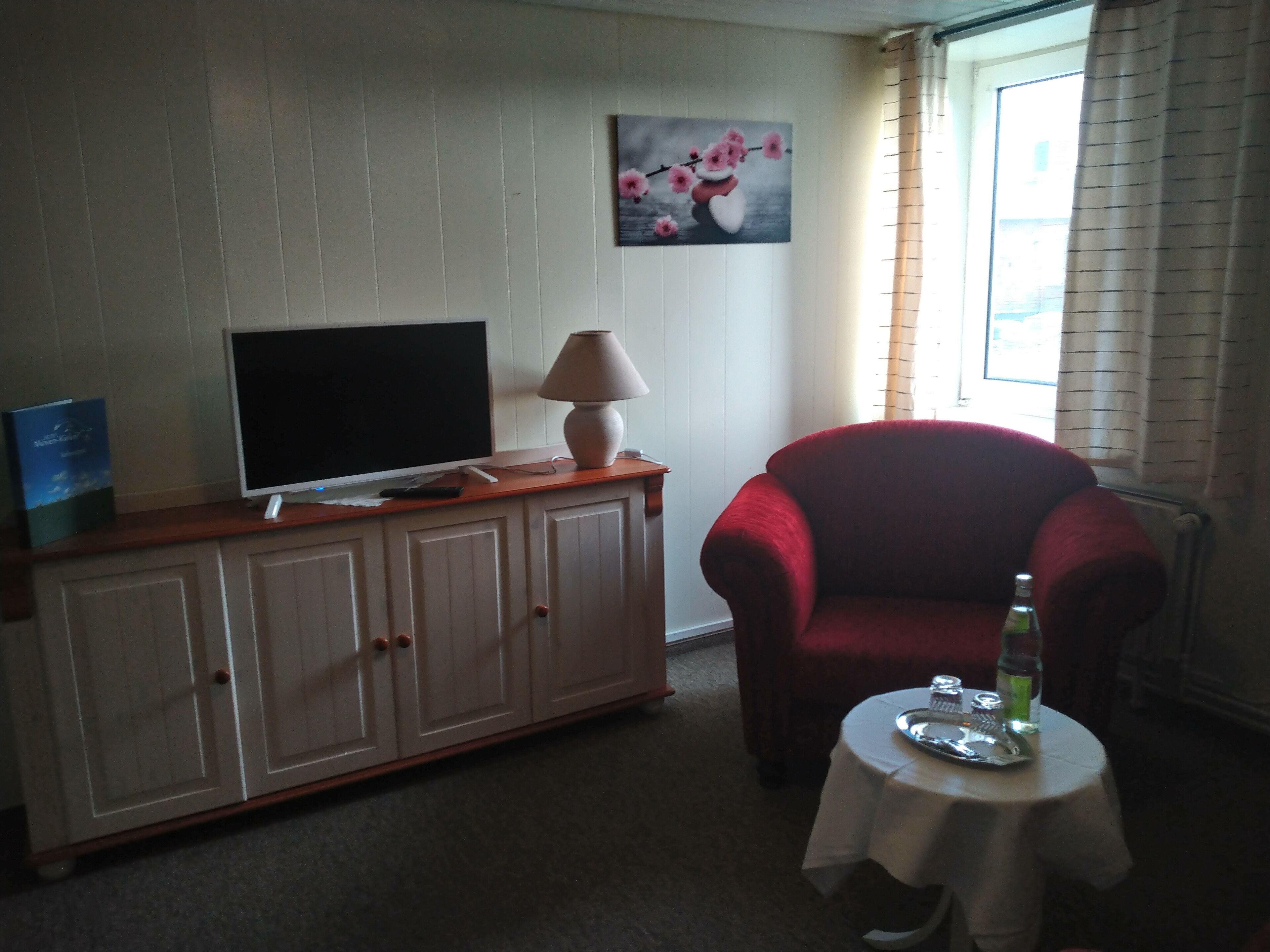 comfort apartment, bathtub, garden view | living area | 28-inch tv with satellite channels