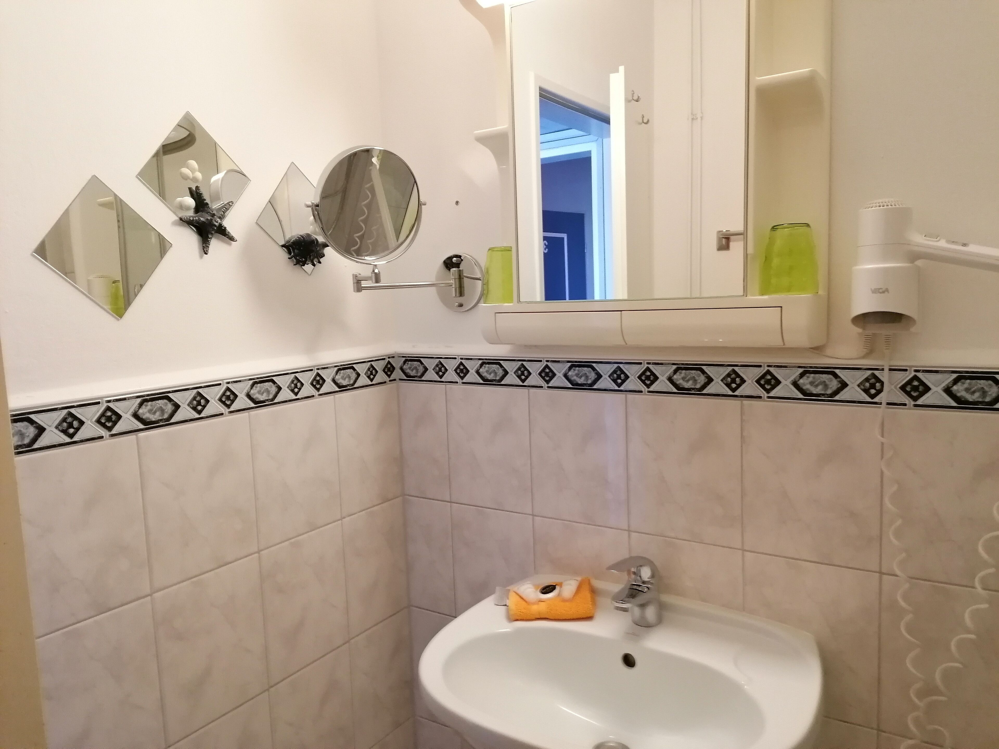 comfort double room, 1 queen bed, non smoking | bathroom | shower, free toiletries, hair dryer, towels