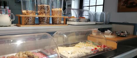 Petit déjeuner buffet (11 EUR par personne)