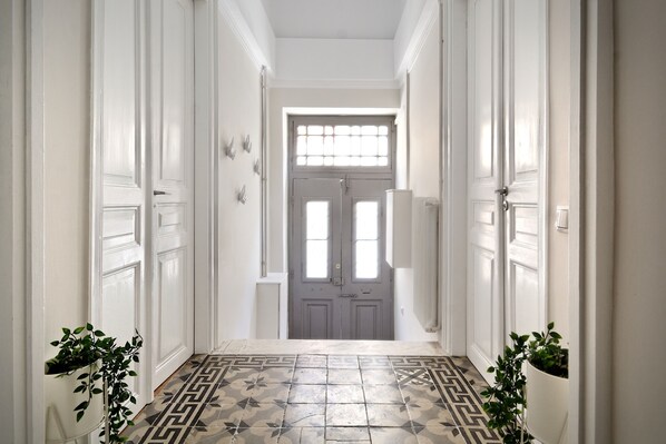 Deluxe Apartment, 3 Bedrooms, 2 Bathrooms | 3 bedrooms, premium bedding, in-room safe, individually decorated - Acropolis Memories (Athens)