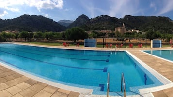 Una piscina al aire libre de temporada