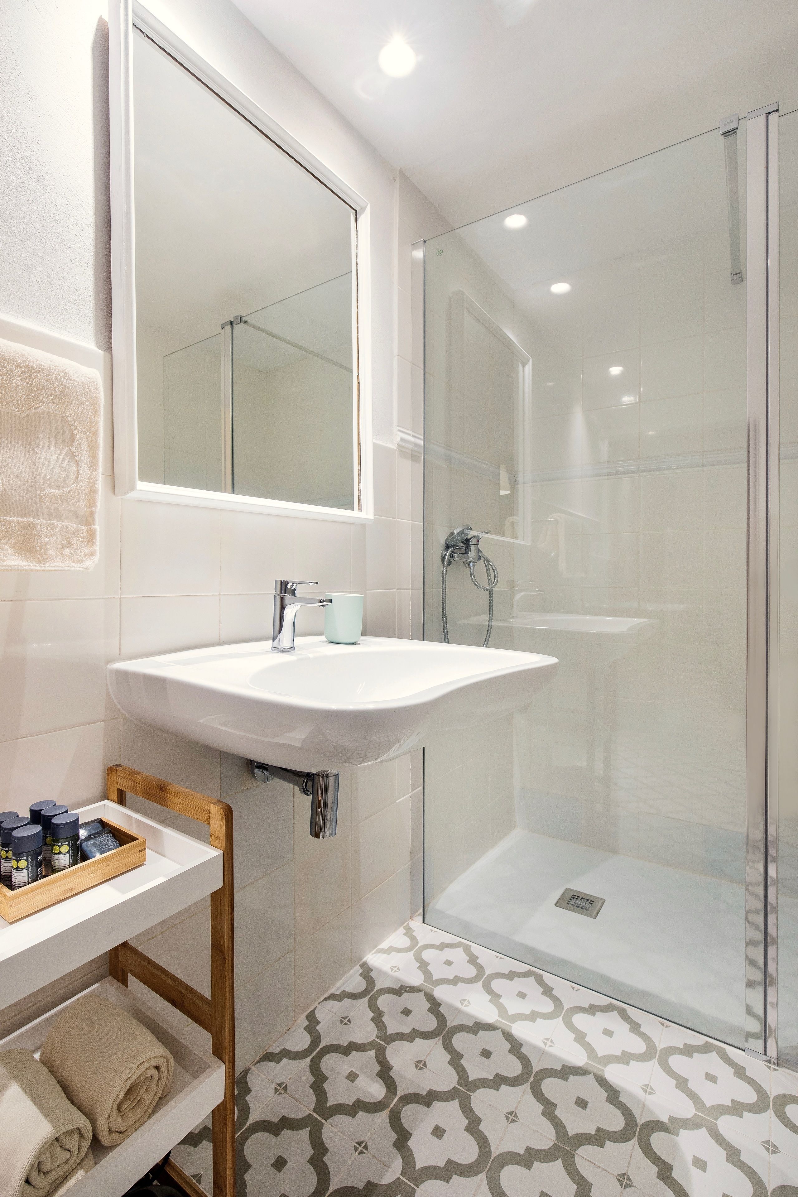 economy room, 1 queen bed, accessible, city view | bathroom | shower, free toiletries, hair dryer, towels