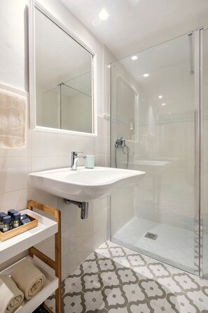 Habitación económica, 1 cama de matrimonio, accesible para personas con discapacidad | Baño | Ducha, artículos de higiene personal gratuitos y secador de pelo