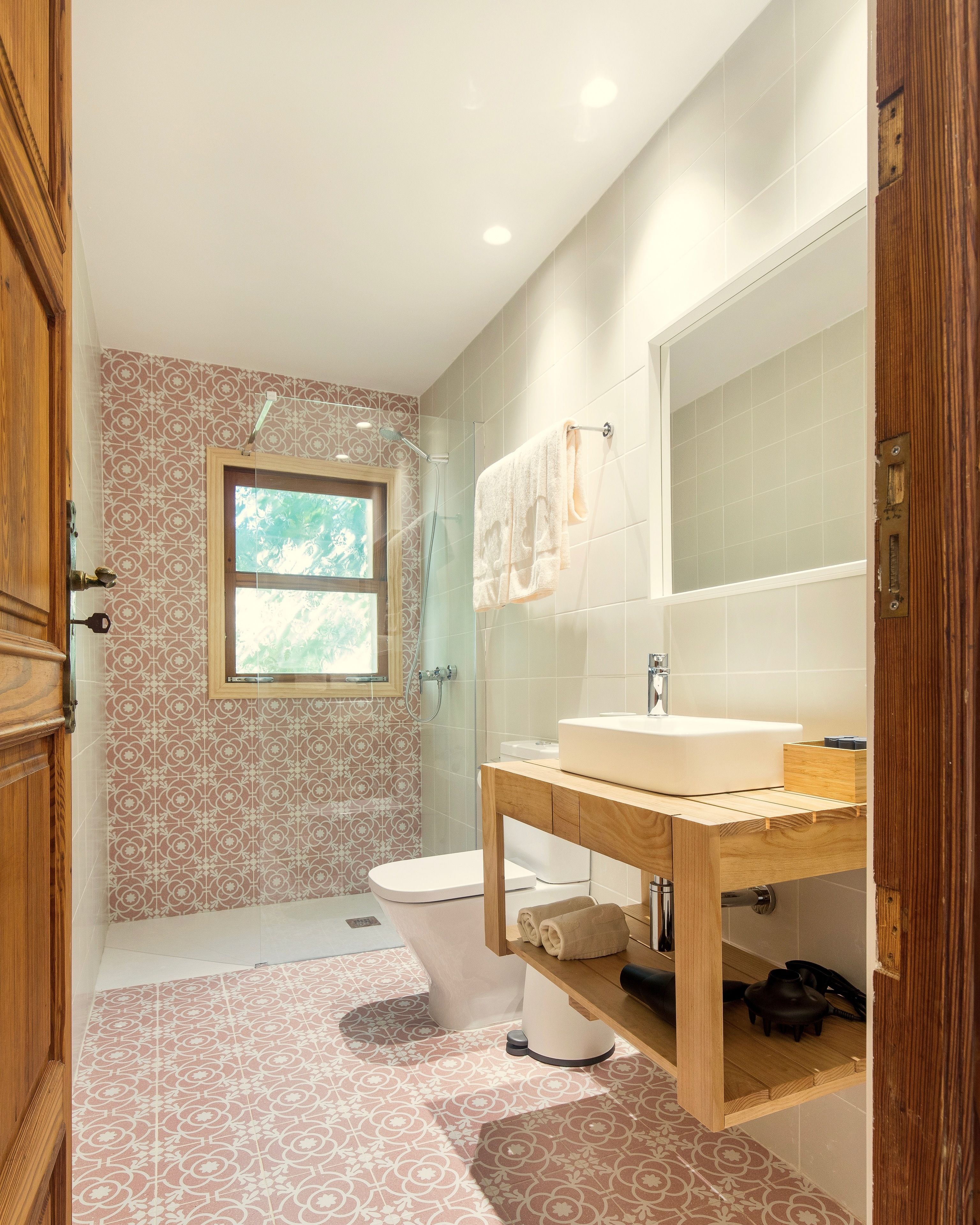 double room, private bathroom | bathroom | shower, free toiletries, hair dryer, towels