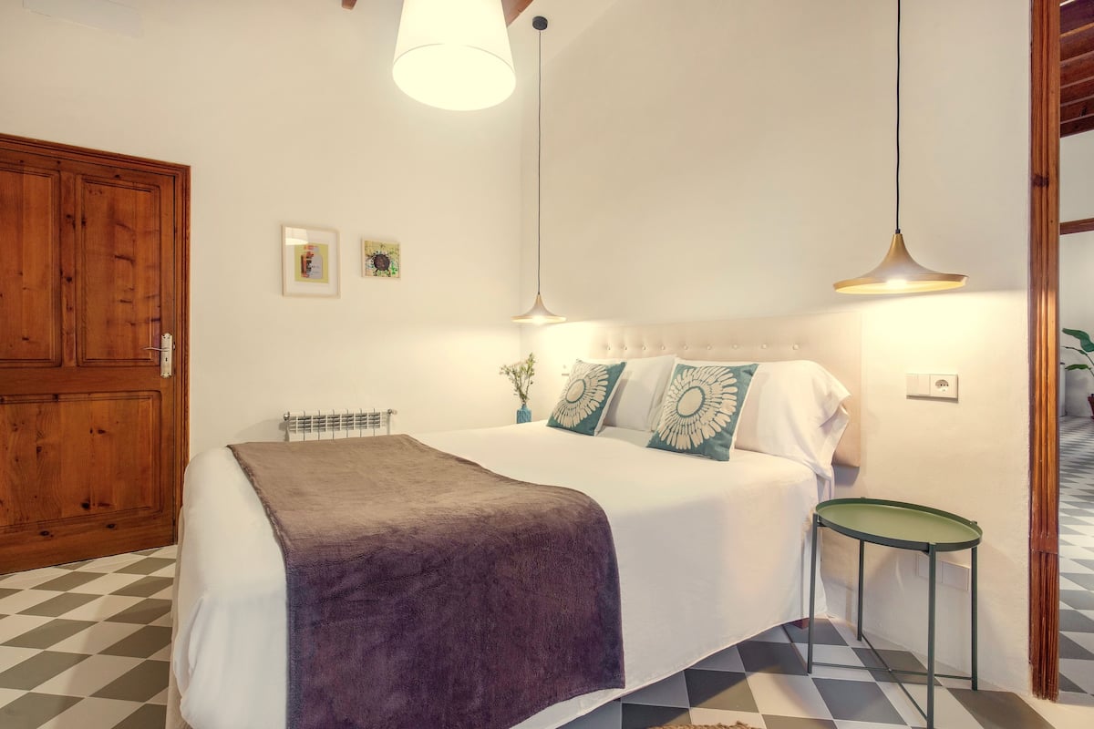 Economy kamer, 1 queensize bed, toegankelijk voor mindervaliden, uitzicht op stad | 1 slaapkamer, individueel gedecoreerd, individueel gemeubileerd