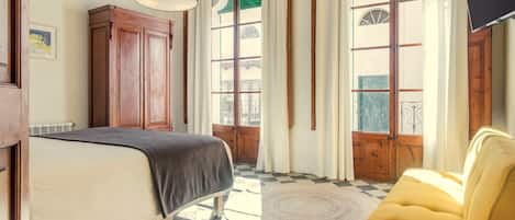 Double Room, Private Bathroom | Individually decorated, individually furnished, desk, laptop workspace