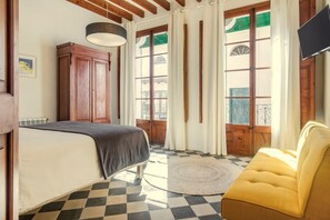 Tweepersoonskamer, privébadkamer | Individueel gedecoreerd, individueel gemeubileerd, een bureau