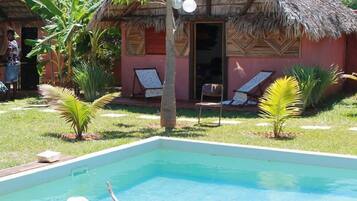 Piscine extérieure, chaises longues