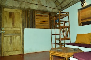 Bungalow estándar, 1 cama doble, accesible para personas con discapacidad, vistas a la piscina | Caja fuerte y ropa de cama