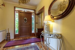 Televisión de 25 pulgadas con canales vía satélite y chimenea