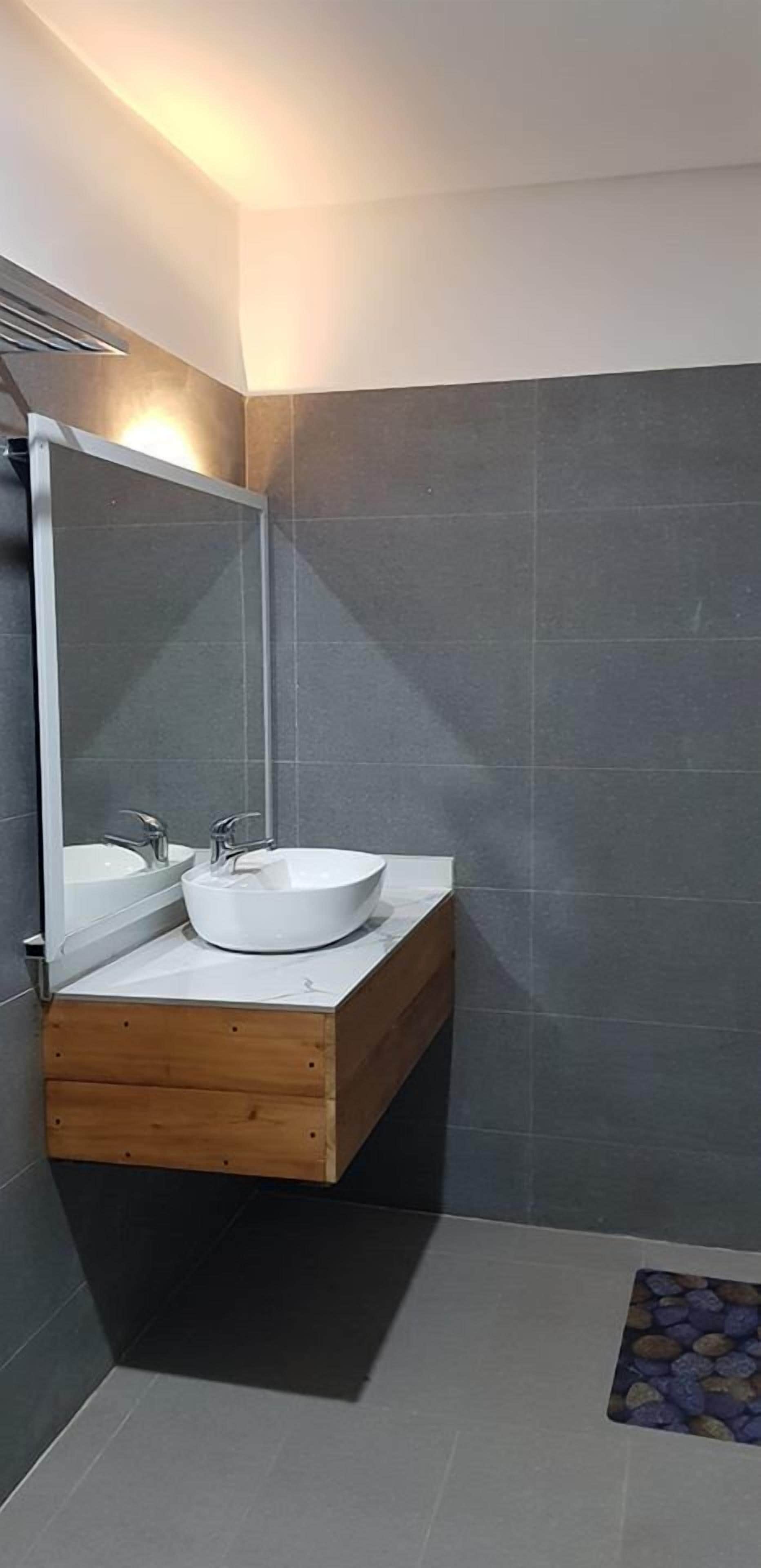 family single room, multiple beds | bathroom sink