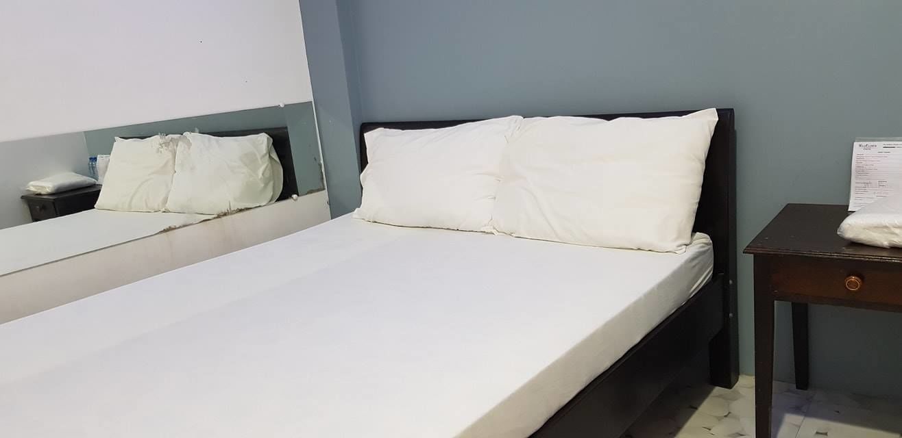 standard room, 1 queen bed | 1 bedroom, desk, laptop workspace, bed sheets