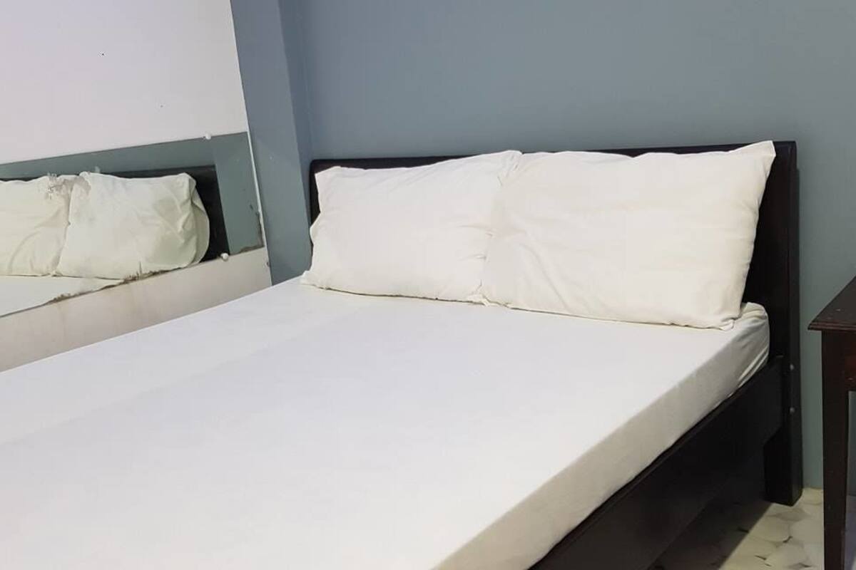 standard room, 1 queen bed | 1 bedroom, desk, laptop workspace, bed sheets
