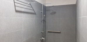 Einzelzimmer, Mehrere Betten | Badezimmer | Dusche, kostenlose Toilettenartikel, Bidet, Handtücher