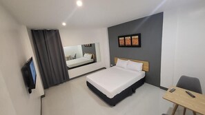Habitació individual nupcial, 1 dormitori | Escriptori, espai de treball apte per a portàtils i roba de llit 