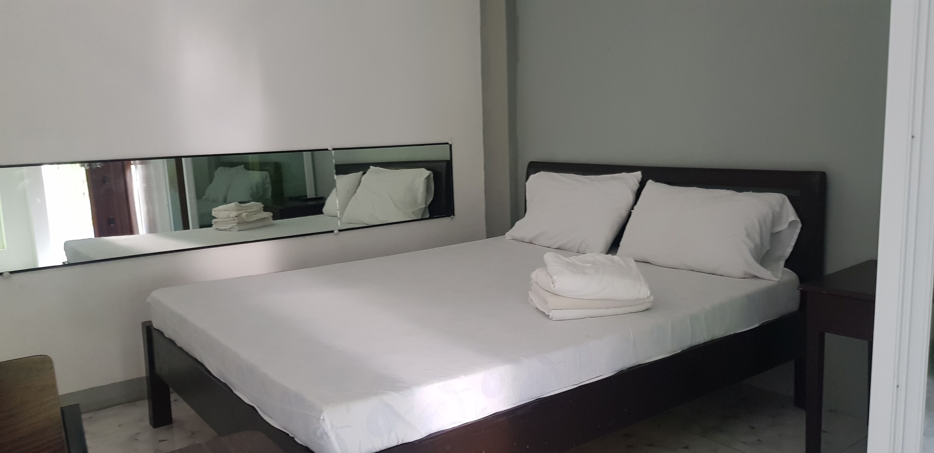 Escritorio, espacio para trabajar con laptop y ropa de cama 