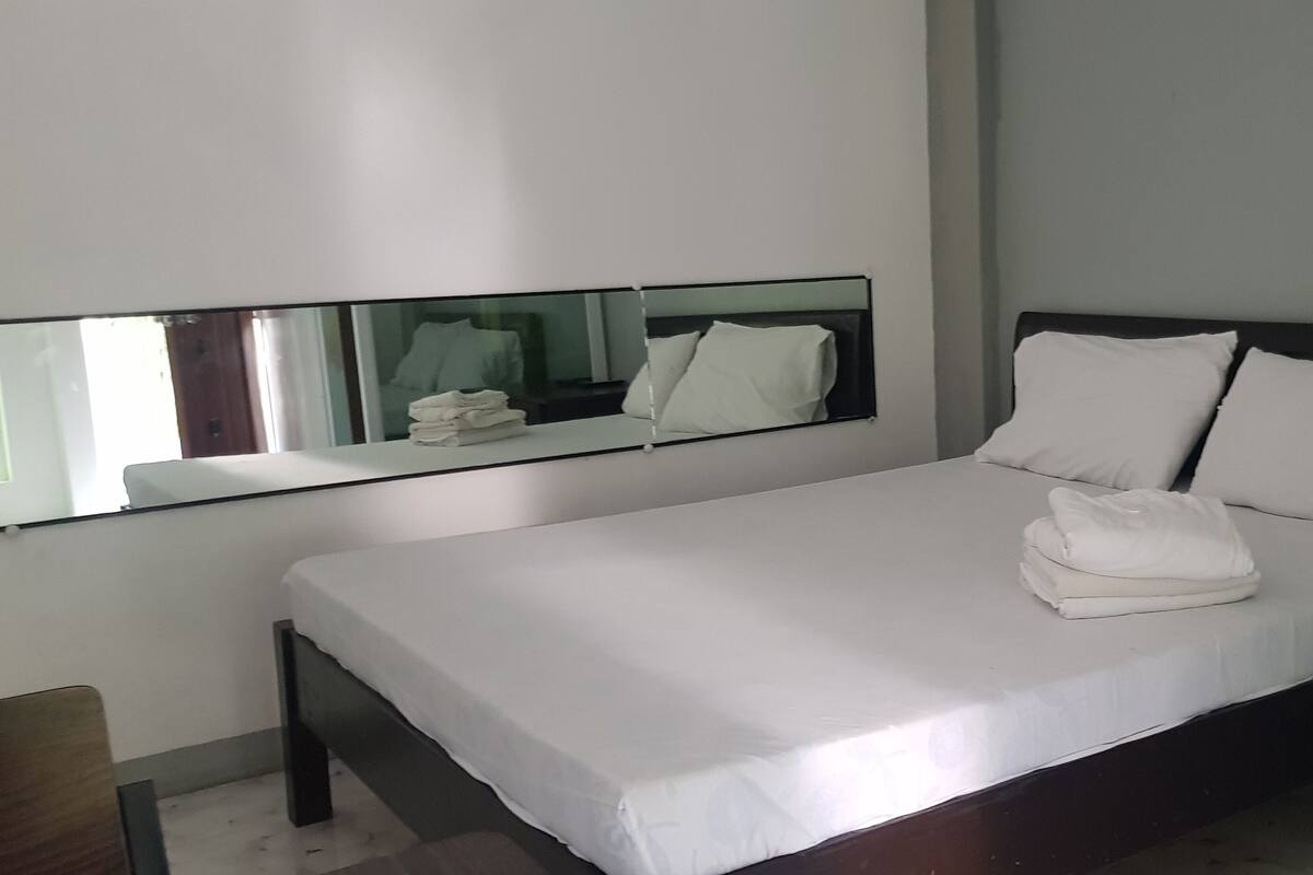 Escritorio, espacio para trabajar con laptop y ropa de cama