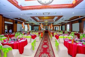 Se sirven desayunos, comidas, cenas y cocina local e internacional 