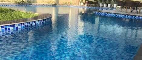 Piscina externa, funciona das 8h às 21h, guarda-sóis, espreguiçadeiras