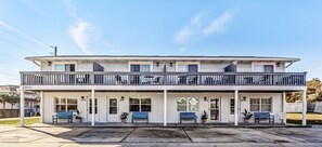 Exterior - STEPS TO THE SAND! Updated Amelia Island Townhouse Close To Downtown! (Fernandina Beach)