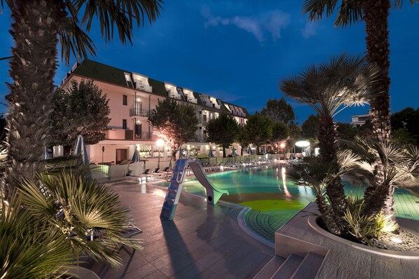 Piscine extérieure (ouverte en saison), parasols de plage