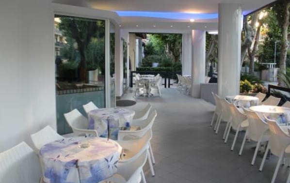 Terrace/patio - Hotel Paris Resort (Bellaria-Igea Marina)