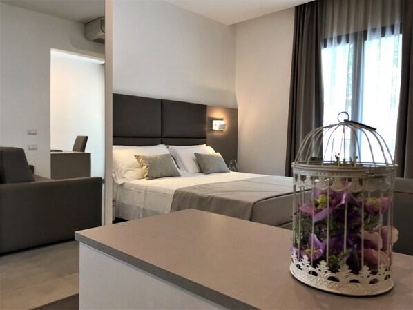 In-room safe, desk, blackout curtains, soundproofing - Hotel Paris Resort (Bellaria-Igea Marina)
