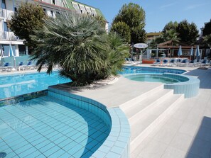 Piscine extérieure (ouverte en saison), parasols de plage