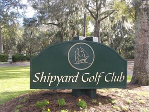 Property grounds - Golf course views and easy access to Shipyard Beach 6 Cottages (Hilton Head Island)