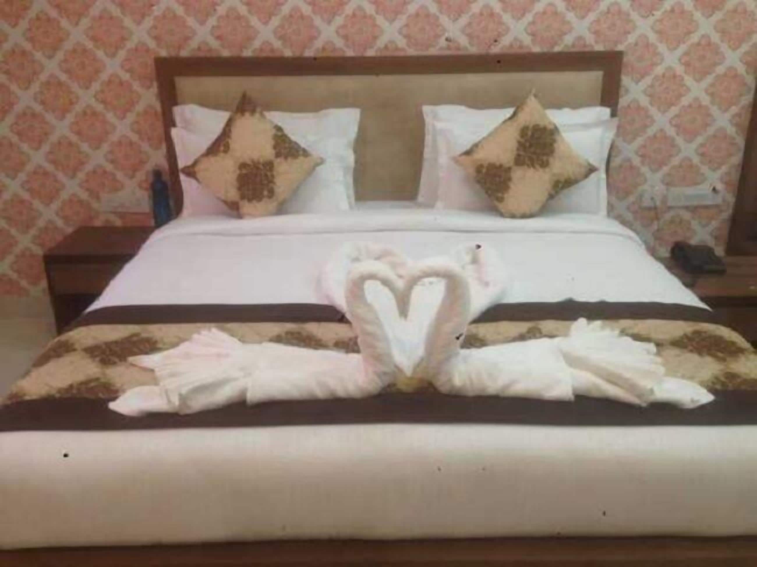 deluxe room | minibar, in-room safe, rollaway beds, free wifi