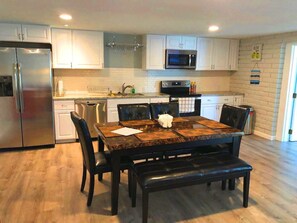 Kylskåp, mikrovågsugn, ugn och spishäll