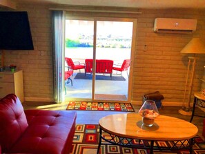 Tv, bordsfotboll och böcker