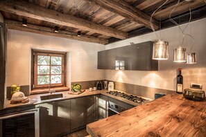 Fridge, oven, dishwasher, coffee/tea maker