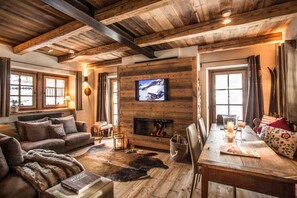 Fireplace - Maison Bianca is a Luxury Ski Chalet a 4 minutes drive to the lift system of Valtournenche (1km) (Valtournenche)
