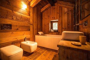 Een bad, een haardroger, een bidet