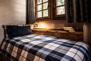 5 bedrooms, WiFi, bed sheets - Maison Bianca is a Luxury Ski Chalet a 4 minutes drive to the lift system of Valtournenche (1km) (Valtournenche)