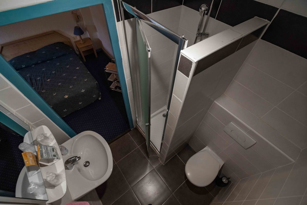 standard room, non smoking, city view | bathroom | free toiletries, hair dryer, towels