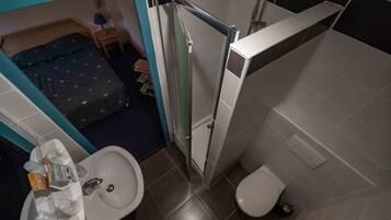 Habitación estándar, para no fumadores, vista a la ciudad | Baño | Amenidades de baño gratuitas, secadora de cabello, toallas