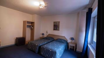 Phòng 2 giường đơn tiện nghi đơn giản | Bộ đồ giường cao cấp, trang trí khác biệt