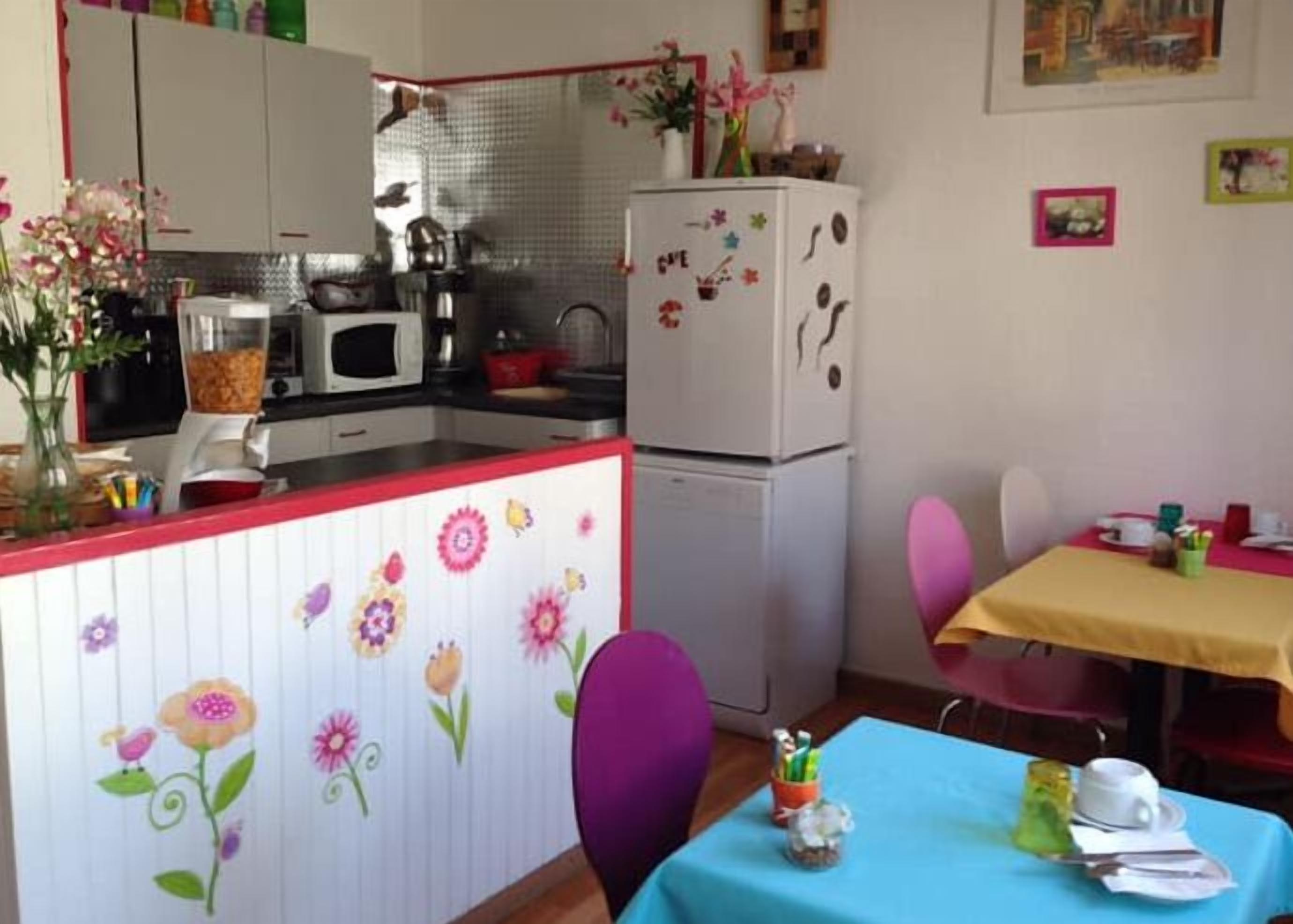 daily continental breakfast (eur 10 per person)